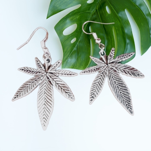 Maryjane leaf earrings 💚🌿💚 - Picture 5 of 6